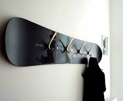 Diy Inspiration Garderobe Aus Altem Snowboard Oder Skateboard Oder Beides Leicht Versetzt Untereinander Mon Skateboard Furniture Snowboard Antique Mirror Wall