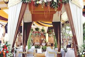 Para tamu undangan pasti terpukau saat melihat pintu masuk penuh bintang yang menakjubkan seperti ini. Tips Dekorasi Pernikahan Di Rumah Kirana Wedding Card