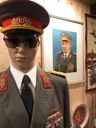 Wir nehmen Hinweise ernst... Wir haben lange überlegt, wie wir euren  Wünschen nach einem vielleicht älteren Aussehen der Uniformpuppen  nachkommen können. Durch das Facebook-Mitglied Otto Dube kam die Idee auf,  einige der