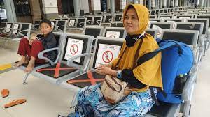 Setiap minggu ia pulang ke rumah. Cerita Tuti Janda Anak Tiga Yang Terjebak Di Ibu Kota Karena Corona