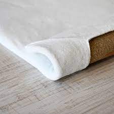 Farklı şekillerde tasarlanan halı örtüsü modelleri, kenarlarındaki lastikler aracılığıyla geleneksel halılara kolaylıkla geçiriliyor. Prado Wellsoft Kumas Hali Ortusu Beyaz 80x150 Fiyati Ve Ozellikleri Ereyon