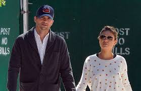 0:54 ashton kutcher takes photo with fan he accidentally hit with car. Mila Kunis Und Ashton Kutcher Eigene Hygieneregeln