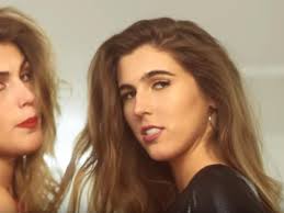 Hija de Bárbara Cayo sorprende con su destreza practicando yoga