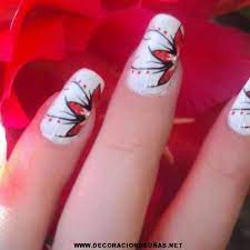 Complementa tu diseño de flores con puntos blancos en las otras uñas. Https Xn Imagenesdeuasdecoradas Uec Com Unas Decoradas Flores Rojas Html
