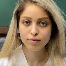 ورق بزنید و عکس قبل از میکاپ و مرحله کانتورینگ و هایلایتینگ رو هم ببینید😍  . این دو مرحله از مهمترین قسمتهای گریم هر فرم چهره ای هست و باعث متعادلسازی  و