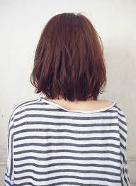 肩につかない程度のワンレングスボブにラフな動きを付けたナチュラルスタイル 毛先に質感調節カットを入れて柔らかく動く髪に ふわふわなエアリー感からルージーなウエット感に質感をチェンジ 耳かけok ヴィンテージ風 黒髪にも似合います 髪型 ボブ ボブ