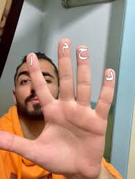 جوزكي يدري انج بقروب سنجل؟ وانت يبو راس مربع مرتك تدري انك بقروب وتزبط  نسوان 😒