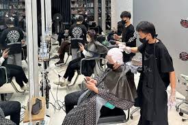 Tiệm tóc, làm móng mở cửa tới khuya, khách phải đặt cọc giữ chỗ | Báo Dân  trí