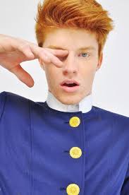 Primo piano ritratto di bell'uomo con capelli ricci contro l'arancio parete immagini . Andre Klitzke Men Hair Color Red Hair Color Red Hair