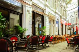 Mare ca suprafata, in primul rand, insa si pentru ambianta, pentru felul in care e amenajat, in special, dar si pentru mancarea surprinzator de buna. Azuko Bar Coffee BucureÈ™ti RezervÄƒ O MasÄƒ Online Bar Cafenea Din Centrul Vechi