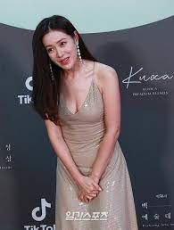 최근 sns에는 두 사람의 여행 목격담이 공개됐다. í¬í†  ì†ì˜ˆì§„ ë³¼ë¥¨ë¯¸ ì‚´ë¦° ì¸ì‚¬ë²•