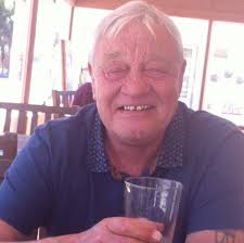 This whole time I've been watching Gilmore girls.. nobody told me Richard  died in real life, currently 4am and I'm in shock what