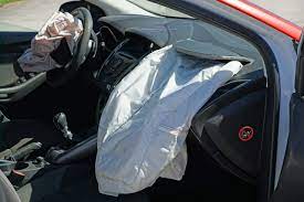 Dadurch schützt der airbag nicht nur deinen kopf vor gehirnerschütterungen oder schlimmeres, sondern er bietet auch schutz für deinen nacken und dein gesicht. Wie Funktioniert Ein Airbag Wo Ist Er Pflicht Kfz Technik Fehl Gmbh