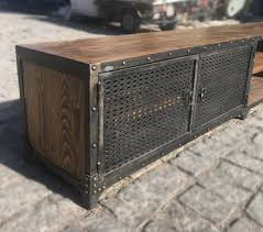 Ahşap eserler dışında ahşap kaplamalı işlerde de boya kullanarak yapılan eskitme uygulamalarına. Metal Ve Eskitme Uygulanmis Iskeleti Ile Endustriyel Mobilya Tarzini Tam Olarak Yansitan Percin Detaylari Eski Yillarin El Is Vintage Tv Outdoor Decor Vintage