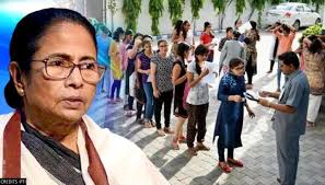 In a unique initiative, west bengal chief minister mamata banerjee rolled out the 'students' credit card' on wednesday. 0m Kp G Kzj5fm