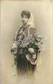 Măcinată de boală, ținută captivă foametei și deznădejdei, soarta politică a țării este extrem de controversată. Regina Maria A Romaniei In Costum Popular Queen Marie Of Romania Dressed In Traditional Costume Romanian Royal Family Vintage Photographs Royal Family