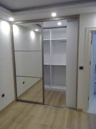 Klasik tarzda yapılmış gömme giyinme odası, raflar ve diğer ahşap malzemelerle doldurulmuştur. Her Olcu Ve Tasarimda Ray Dolap Giyinme Odasi Ve Gardroplarinizda Ozel Olcu Mobilyalariniz Uretilir Giyinme Odasi Mobilya Dolaplar