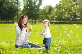 Los juegos infantiles tradicionales son muy variados y encajan muy bien en niños de 3 y 4 años. Seis Juegos Al Aire Libre Con Bebes Consumer