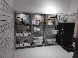 Dapur sebuah pangsapuri kos rendah ini hanya menggunakan kain untuk menutup ruang yang terbuka tanpa kabinet tersebut. Rumah Kecil Makeover Buat Dapur Style Open Concept Giler Deco