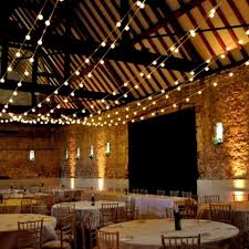 Lights Create A Magical Effect For A Barn Wedding Luces De Navidad Decoracion Rustica Boda Decoracion Bodas