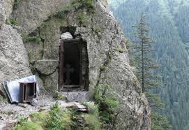 „să nu vă închinaţi la copac şi să nu lăsaţi bani la rădăcina lui. La Mormantul PÄƒrintelui Arsenie Boca Zenivers Ro