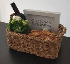 Als personifizierte geschenke kommen zum beispiel bilderrahmen mit persönlichen bildern in frage oder auch selbst gebastelte einweihungsgeschenke. Diy Einzugskorb Einzugsgeschenk Erste Wohnung Eigene Wohnung Geschenk Haus Geschenk Haus Geschenk Einzug Einzugsgeschenk