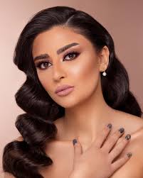 Arabian Beauty 🌟 Earth-toned makeup colors with a touch of shimmery purple  by the one & only, Amal Abdullah 💄 Hair by @hamdialnatour 👏🏻 Headpiece  from @reem_aljanabi.m 💎 Awesome shots @bymahmoudothman 📸