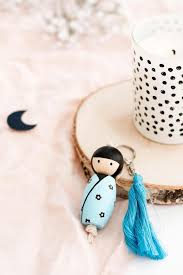 Comment Creer Une Poupee Kokeshi En Porte Cle Manayin Porte Cle Poupees Kokeshi Diy Porte Cles
