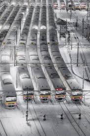 taihei tsukadaさんのツイート 二度と撮れない写真を貼れ 雪の車庫夜景 普段は深夜になるともっと暗いのですが この日だけは車両の 明かりが灯されたままで美しい白銀の世界が広がっていました train tracks train travel train pictures