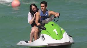 Do you know austin mahone's age and birthday date? Austin Mahone Age Girlfriend Parents Height Net Worth