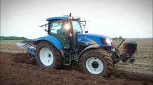 Unseren ausführlichen fahrbericht findet ihr in der. Trekkers New Holland Ts135a Met Lemken Vierschaar Maisland Aan Het Ploegen Kinderfilmpjes
