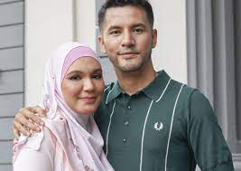 Usahawan kosmetik terkenal, datuk aliff syukri menerusi sebuah hantaran di instagramnya memberitahu bahawa dia baru sahaja menunaikan zakat sambil memaparkan cek bayaran bernilai hampir rm54,000. Unfollow Isteri Di Ig Rumah Tangga Aliff Syukri Goyah