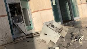 Nel campo, entro cerchio di rombi sovrapposti: Latina Assalto Al Bancomat Della Popolare Di Novara Al Centro Le Torri Luna Notizie Notizie Di Latina