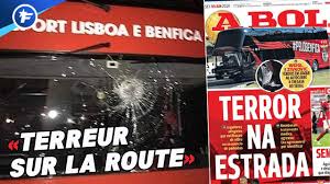 Sport lisboa and benfica denounce and lament the criminal stoning the bus of its players was. L Attaque Du Bus De Benfica Choque Le Portugal Revue De Presse Youtube