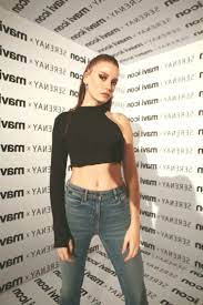 Saçlarını kısaltan ve siyah yapan güzel. Serenay Sarikaya Sarikaya Serenay Fashion Mavera Blog