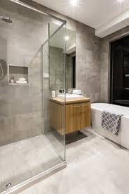 Maybe you would like to learn more about one of these? Cuarto De Bano Moderno Con Una Zona De Ducha Y Banera Que Incluye Un Espejo De Pared Junto A Una Planta De Lujo Cerca De Un Grifo Y El Fregadero En El