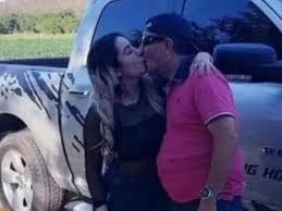 Es por ello que 'el dandy' exigió su derecho de réplica y dijo, decían que yo estaba organizando el evento, yo no tengo nada que ver.están un poco molestos porque yo hice un comunicado en donde yo decía que se le apoyara directamente al hospital, más no a los familiares para no tener malos entendidos como hasta ahorita se están haciendo, entonces empezaron a mandar un audio donde. Tenia Novia Sammy Perez Anuncia Boda Con Joven Mujer Y Ya Tiene Fecha Fotos Terra Mexico