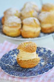 Choux Craquelin Aux Pommes Et A La Mousse De Mascarpone Au Caramel Au Beurre Sale En 2020 Gateau Sucre Mousse Mascarpone Craquelin