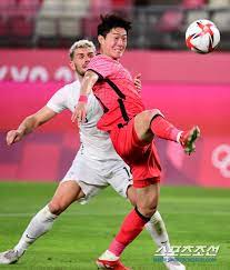한국 위키피디아 쪽과 루마니아어 표기 관련 마찰이 있어서 나무 위키쪽에서 루마니아 축구 관련 문서들을 생성, 편집을 하게 되었습니다. Se Zdqbeaxx60m