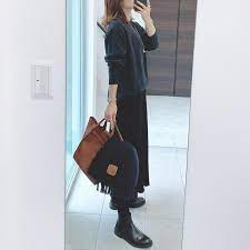 ブラックコーデ に見えて スカートはブラック ニットはダークグレー 可愛くてプチプラなプリーツニットスカート 編み目でプリーツを出しているので型崩れしにくい スワイプ4枚め の写真がわかりやすいかな プリーツっ ニットスカート 秋冬