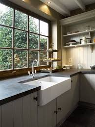 Minimalist Yet Slightly Rustic Kitchen I Love The Big Windows Decoracion De Cocinas Rusticas Diseno De Cocina Rustica Interior De Cocina