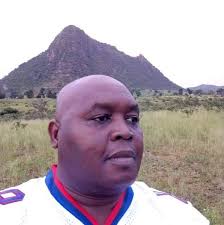 Le monsieur sur la photo est le commandant de la brigade du Mayo Oulo dans  la région du Nord , ulceré par le fait que sa fille a été punie à l'école ,