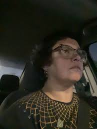 Señora darketona, en su batimovil, en chinga por la Madero, hacia la Dax, a  comprarse un rímel de aguacate