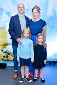 Juuso mäkilähde perheineen koeasui honkarakenteen taloa tuusulan asuntomessualueella. Juontaja Vappu Pimian Esikoinen Aloitti Koulun Minahan Vollotin Siella Pihalla Enemman Kuin Lapsi Seura Fi