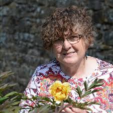 Lois Mcleod's Instagram, Twitter & Facebook