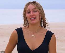 Cassie randolph (lahir 27 april 1995) adalah seorang guru esl amerika, speech pathologist, reality tv karenanya, usia cassie randolph adalah 23 tahun, sejak 2018. The Bachelor Colton Underwood Hops In Bed With Cassie Randolph Cassie Colton Colton Underwood
