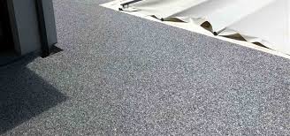 Dans la catégorie des revêtements de sols à base de résine, un type possède un excellent pouvoir drainant, la résine de pierre, également appelée moquette de ce matériau met à profit la dureté et l'aspect décoratif de granulats minéraux, alliés à la résistance de la résine. Resin Artex Sol Resine Dalles Pvc Epdm Beton Cire Mapei Granulats De Marbre