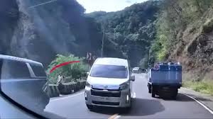 𝗪𝗔𝗧𝗖𝗛:: Nakunan umano sa isang dashcam footage si dating Department of Public Works and Highways Undersecretary Catalina Cabral na nakaupo sa isang concrete barrier sa gilid ng kalsada sa Kennon Road, ...