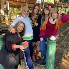 Check spelling or type a new query. Lima Duarte Posa Com Filhas Neta E Bisneta Damas De Toda A Minha Vida