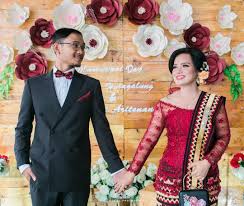 Pola kancing dari beskap ini dapat dibilang cukup unik, pasalnya bentuk dari kancingnya menyamping. Martumpol Day Albert Hapny By Sas Designs Bridestory Com